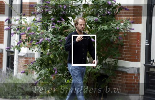 Amsterdam 21 juli 2023
Thijs Romer rijdt naar het huis van Noor Groot . Hij parkeert zijn auto ergens anders en loopt naar haar huis . 30 min later loopt hij weg  en 10 seconden later komt Noor achter hem aangerend.  Ze lopen ergens heen en ruim anderhalf uur later komt Noor alleen terug Thijs loopt naar zijn auto en rijdt weg.