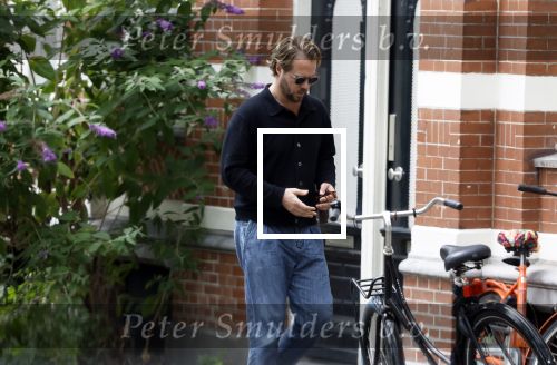Amsterdam 21 juli 2023
Thijs Romer rijdt naar het huis van Noor Groot . Hij parkeert zijn auto ergens anders en loopt naar haar huis . 30 min later loopt hij weg  en 10 seconden later komt Noor achter hem aangerend.  Ze lopen ergens heen en ruim anderhalf uur later komt Noor alleen terug Thijs loopt naar zijn auto en rijdt weg.