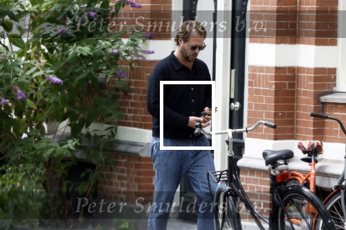 Amsterdam 21 juli 2023
Thijs Romer rijdt naar het huis van Noor Groot . Hij parkeert zijn auto ergens anders en loopt naar haar huis . 30 min later loopt hij weg  en 10 seconden later komt Noor achter hem aangerend.  Ze lopen ergens heen en ruim anderhalf uur later komt Noor alleen terug Thijs loopt naar zijn auto en rijdt weg.