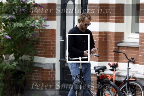 Amsterdam 21 juli 2023
Thijs Romer rijdt naar het huis van Noor Groot . Hij parkeert zijn auto ergens anders en loopt naar haar huis . 30 min later loopt hij weg  en 10 seconden later komt Noor achter hem aangerend.  Ze lopen ergens heen en ruim anderhalf uur later komt Noor alleen terug Thijs loopt naar zijn auto en rijdt weg.
