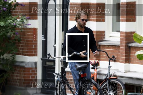Amsterdam 21 juli 2023
Thijs Romer rijdt naar het huis van Noor Groot . Hij parkeert zijn auto ergens anders en loopt naar haar huis . 30 min later loopt hij weg  en 10 seconden later komt Noor achter hem aangerend.  Ze lopen ergens heen en ruim anderhalf uur later komt Noor alleen terug Thijs loopt naar zijn auto en rijdt weg.