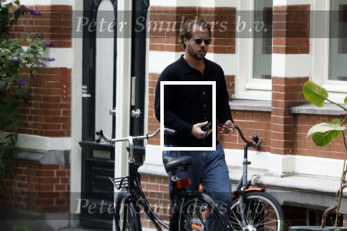 Amsterdam 21 juli 2023
Thijs Romer rijdt naar het huis van Noor Groot . Hij parkeert zijn auto ergens anders en loopt naar haar huis . 30 min later loopt hij weg  en 10 seconden later komt Noor achter hem aangerend.  Ze lopen ergens heen en ruim anderhalf uur later komt Noor alleen terug Thijs loopt naar zijn auto en rijdt weg.