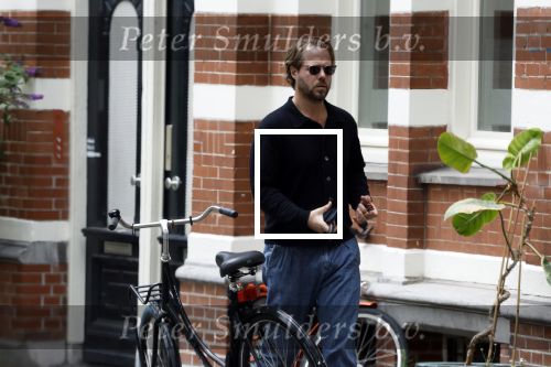 Amsterdam 21 juli 2023
Thijs Romer rijdt naar het huis van Noor Groot . Hij parkeert zijn auto ergens anders en loopt naar haar huis . 30 min later loopt hij weg  en 10 seconden later komt Noor achter hem aangerend.  Ze lopen ergens heen en ruim anderhalf uur later komt Noor alleen terug Thijs loopt naar zijn auto en rijdt weg.