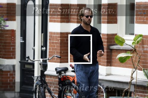 Amsterdam 21 juli 2023
Thijs Romer rijdt naar het huis van Noor Groot . Hij parkeert zijn auto ergens anders en loopt naar haar huis . 30 min later loopt hij weg  en 10 seconden later komt Noor achter hem aangerend.  Ze lopen ergens heen en ruim anderhalf uur later komt Noor alleen terug Thijs loopt naar zijn auto en rijdt weg.
