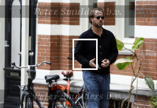 Amsterdam 21 juli 2023
Thijs Romer rijdt naar het huis van Noor Groot . Hij parkeert zijn auto ergens anders en loopt naar haar huis . 30 min later loopt hij weg  en 10 seconden later komt Noor achter hem aangerend.  Ze lopen ergens heen en ruim anderhalf uur later komt Noor alleen terug Thijs loopt naar zijn auto en rijdt weg.