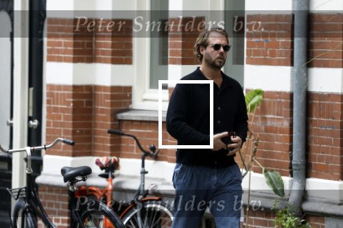 Amsterdam 21 juli 2023
Thijs Romer rijdt naar het huis van Noor Groot . Hij parkeert zijn auto ergens anders en loopt naar haar huis . 30 min later loopt hij weg  en 10 seconden later komt Noor achter hem aangerend.  Ze lopen ergens heen en ruim anderhalf uur later komt Noor alleen terug Thijs loopt naar zijn auto en rijdt weg.