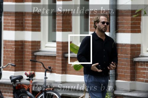 Amsterdam 21 juli 2023
Thijs Romer rijdt naar het huis van Noor Groot . Hij parkeert zijn auto ergens anders en loopt naar haar huis . 30 min later loopt hij weg  en 10 seconden later komt Noor achter hem aangerend.  Ze lopen ergens heen en ruim anderhalf uur later komt Noor alleen terug Thijs loopt naar zijn auto en rijdt weg.