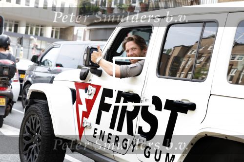 Amsterdam 11 juli 2023
Thomas v d Vlugt in zijn jeep met reclame voor First Energy Gum waarvan Thomas Mede eigenaar is.