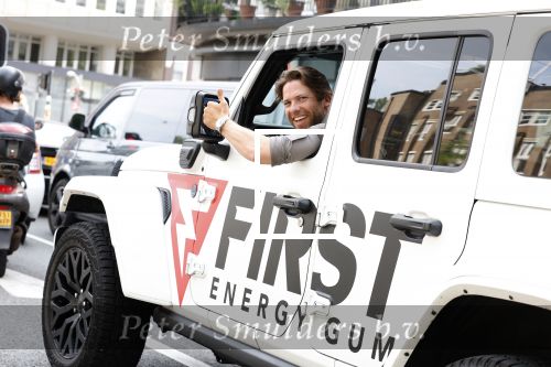 Amsterdam 11 juli 2023
Thomas v d Vlugt in zijn jeep met reclame voor First Energy Gum waarvan Thomas Mede eigenaar is.