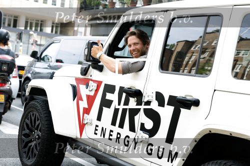 Amsterdam 11 juli 2023
Thomas v d Vlugt in zijn jeep met reclame voor First Energy Gum waarvan Thomas Mede eigenaar is.