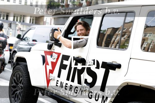 Amsterdam 11 juli 2023
Thomas v d Vlugt in zijn jeep met reclame voor First Energy Gum waarvan Thomas Mede eigenaar is.