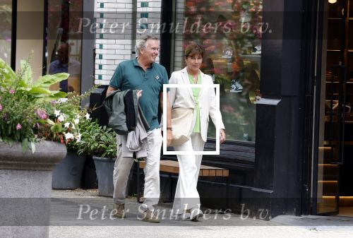 Amsterdam 22 juli 2023
Tom Egbers en zijn vrouw Janke Dekker winkelend in Amsterdam zuid. Ze waren oa bij Suit supply en de Joffers.