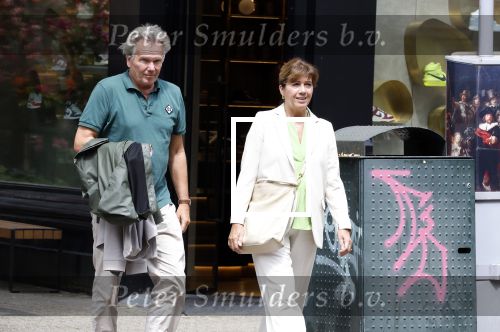 Amsterdam 22 juli 2023
Tom Egbers en zijn vrouw Janke Dekker winkelend in Amsterdam zuid. Ze waren oa bij Suit supply en de Joffers.