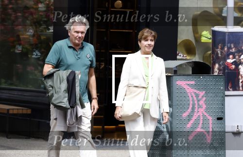 Amsterdam 22 juli 2023
Tom Egbers en zijn vrouw Janke Dekker winkelend in Amsterdam zuid. Ze waren oa bij Suit supply en de Joffers.