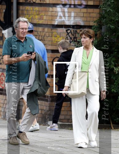 Amsterdam 22 juli 2023
Tom Egbers en zijn vrouw Janke Dekker winkelend in Amsterdam zuid. Ze waren oa bij Suit supply en de Joffers.