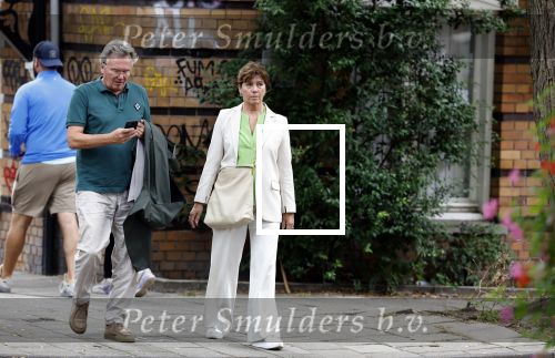 Amsterdam 22 juli 2023
Tom Egbers en zijn vrouw Janke Dekker winkelend in Amsterdam zuid. Ze waren oa bij Suit supply en de Joffers.