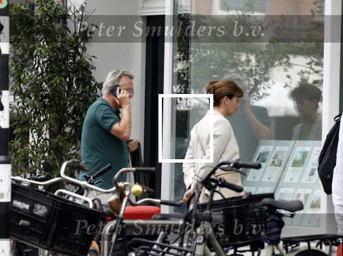 Amsterdam 22 juli 2023
Tom Egbers en zijn vrouw Janke Dekker winkelend in Amsterdam zuid. Ze waren oa bij Suit supply en de Joffers.