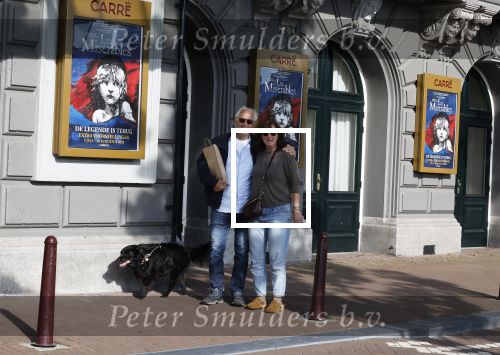 Amsterdam 6 juli 2023
Wilbert Gieske en zijn vrouw Roxane Catz wandelend met hun hond in het centrum van Amsterdam ter hoogte van Carre.