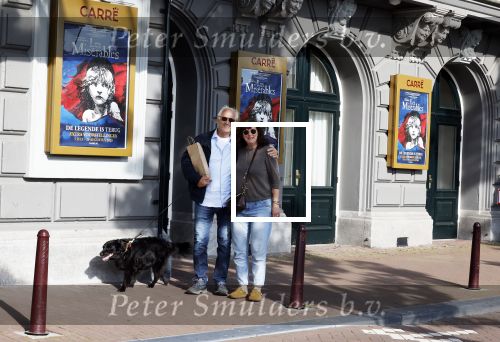Amsterdam 6 juli 2023
Wilbert Gieske en zijn vrouw Roxane Catz wandelend met hun hond in het centrum van Amsterdam ter hoogte van Carre.