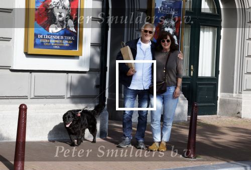 Amsterdam 6 juli 2023
Wilbert Gieske en zijn vrouw Roxane Catz wandelend met hun hond in het centrum van Amsterdam ter hoogte van Carre.