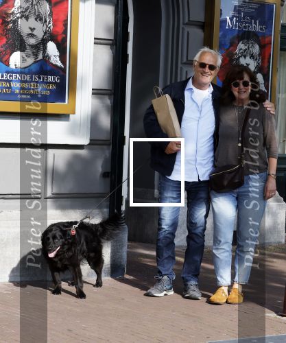 Amsterdam 6 juli 2023
Wilbert Gieske en zijn vrouw Roxane Catz wandelend met hun hond in het centrum van Amsterdam ter hoogte van Carre.