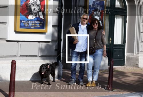 Amsterdam 6 juli 2023
Wilbert Gieske en zijn vrouw Roxane Catz wandelend met hun hond in het centrum van Amsterdam ter hoogte van Carre.