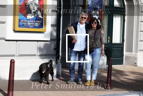 Amsterdam 6 juli 2023
Wilbert Gieske en zijn vrouw Roxane Catz wandelend met hun hond in het centrum van Amsterdam ter hoogte van Carre.