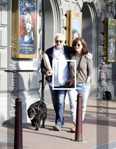 Amsterdam 6 juli 2023
Wilbert Gieske en zijn vrouw Roxane Catz wandelend met hun hond in het centrum van Amsterdam ter hoogte van Carre.