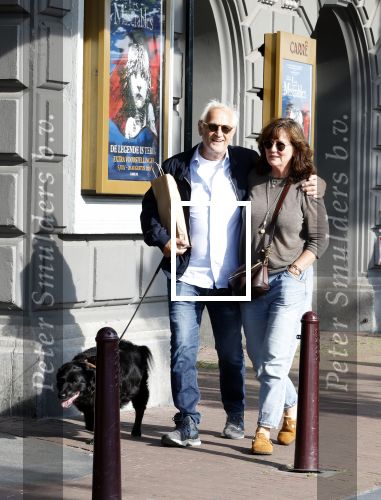 Amsterdam 6 juli 2023
Wilbert Gieske en zijn vrouw Roxane Catz wandelend met hun hond in het centrum van Amsterdam ter hoogte van Carre.