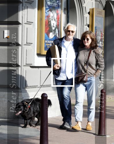 Amsterdam 6 juli 2023
Wilbert Gieske en zijn vrouw Roxane Catz wandelend met hun hond in het centrum van Amsterdam ter hoogte van Carre.
