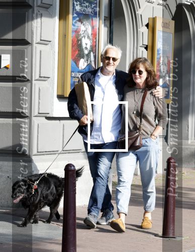 Amsterdam 6 juli 2023
Wilbert Gieske en zijn vrouw Roxane Catz wandelend met hun hond in het centrum van Amsterdam ter hoogte van Carre.