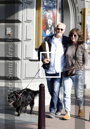 Amsterdam 6 juli 2023
Wilbert Gieske en zijn vrouw Roxane Catz wandelend met hun hond in het centrum van Amsterdam ter hoogte van Carre.