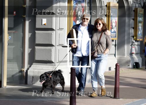 Amsterdam 6 juli 2023
Wilbert Gieske en zijn vrouw Roxane Catz wandelend met hun hond in het centrum van Amsterdam ter hoogte van Carre.