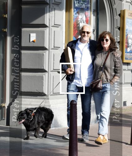 Amsterdam 6 juli 2023
Wilbert Gieske en zijn vrouw Roxane Catz wandelend met hun hond in het centrum van Amsterdam ter hoogte van Carre.