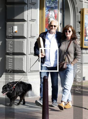 Amsterdam 6 juli 2023
Wilbert Gieske en zijn vrouw Roxane Catz wandelend met hun hond in het centrum van Amsterdam ter hoogte van Carre.
