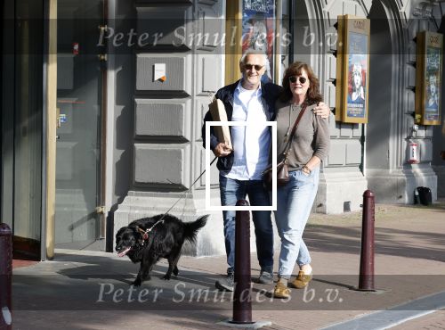 Amsterdam 6 juli 2023
Wilbert Gieske en zijn vrouw Roxane Catz wandelend met hun hond in het centrum van Amsterdam ter hoogte van Carre.