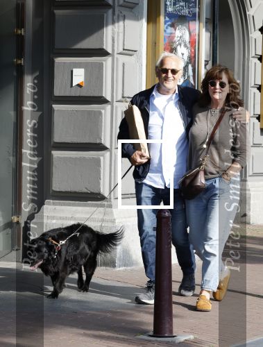 Amsterdam 6 juli 2023
Wilbert Gieske en zijn vrouw Roxane Catz wandelend met hun hond in het centrum van Amsterdam ter hoogte van Carre.