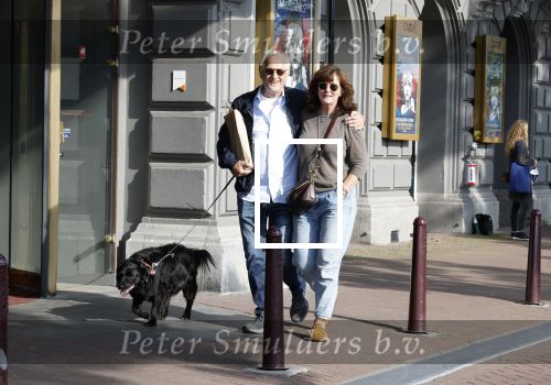 Amsterdam 6 juli 2023
Wilbert Gieske en zijn vrouw Roxane Catz wandelend met hun hond in het centrum van Amsterdam ter hoogte van Carre.