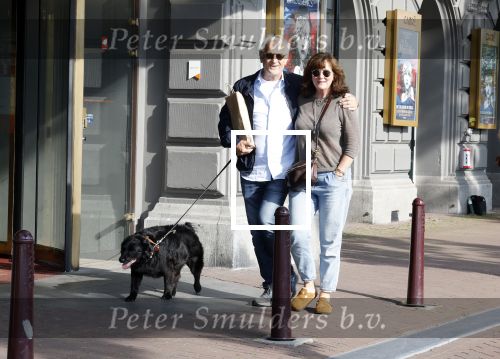 Amsterdam 6 juli 2023
Wilbert Gieske en zijn vrouw Roxane Catz wandelend met hun hond in het centrum van Amsterdam ter hoogte van Carre.