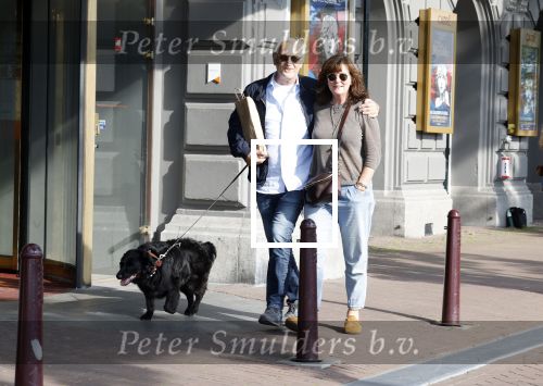 Amsterdam 6 juli 2023
Wilbert Gieske en zijn vrouw Roxane Catz wandelend met hun hond in het centrum van Amsterdam ter hoogte van Carre.