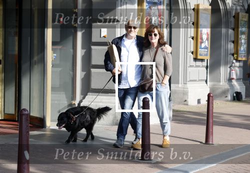 Amsterdam 6 juli 2023
Wilbert Gieske en zijn vrouw Roxane Catz wandelend met hun hond in het centrum van Amsterdam ter hoogte van Carre.