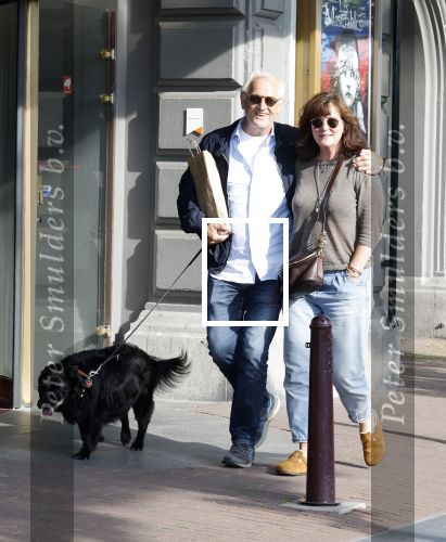 Amsterdam 6 juli 2023
Wilbert Gieske en zijn vrouw Roxane Catz wandelend met hun hond in het centrum van Amsterdam ter hoogte van Carre.