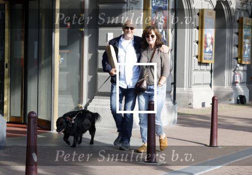 Amsterdam 6 juli 2023
Wilbert Gieske en zijn vrouw Roxane Catz wandelend met hun hond in het centrum van Amsterdam ter hoogte van Carre.