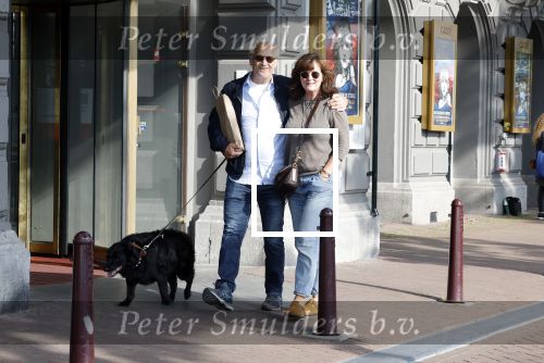 Amsterdam 6 juli 2023
Wilbert Gieske en zijn vrouw Roxane Catz wandelend met hun hond in het centrum van Amsterdam ter hoogte van Carre.