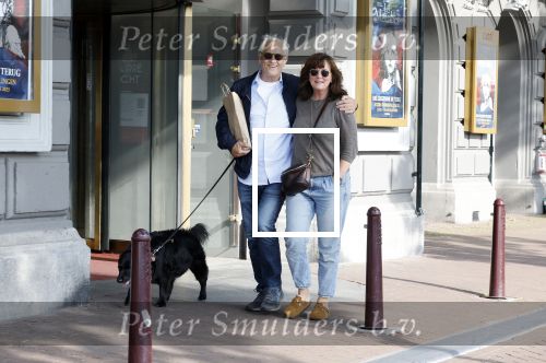 Amsterdam 6 juli 2023
Wilbert Gieske en zijn vrouw Roxane Catz wandelend met hun hond in het centrum van Amsterdam ter hoogte van Carre.
