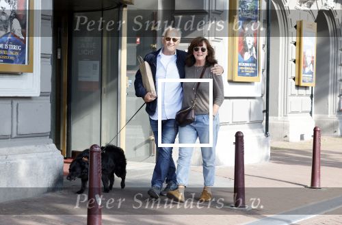 Amsterdam 6 juli 2023
Wilbert Gieske en zijn vrouw Roxane Catz wandelend met hun hond in het centrum van Amsterdam ter hoogte van Carre.