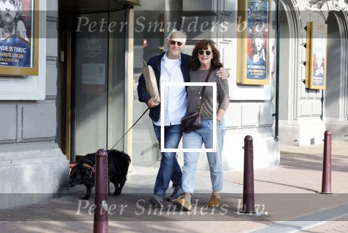 Amsterdam 6 juli 2023
Wilbert Gieske en zijn vrouw Roxane Catz wandelend met hun hond in het centrum van Amsterdam ter hoogte van Carre.