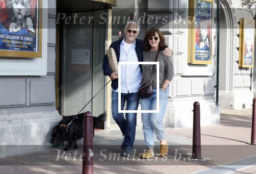 Amsterdam 6 juli 2023
Wilbert Gieske en zijn vrouw Roxane Catz wandelend met hun hond in het centrum van Amsterdam ter hoogte van Carre.
