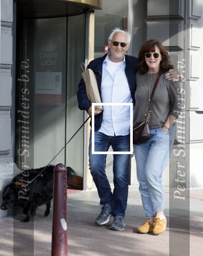Amsterdam 6 juli 2023
Wilbert Gieske en zijn vrouw Roxane Catz wandelend met hun hond in het centrum van Amsterdam ter hoogte van Carre.