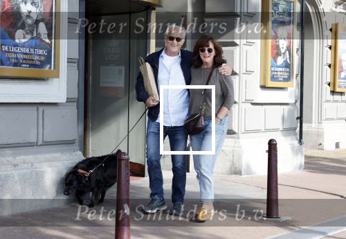 Amsterdam 6 juli 2023
Wilbert Gieske en zijn vrouw Roxane Catz wandelend met hun hond in het centrum van Amsterdam ter hoogte van Carre.